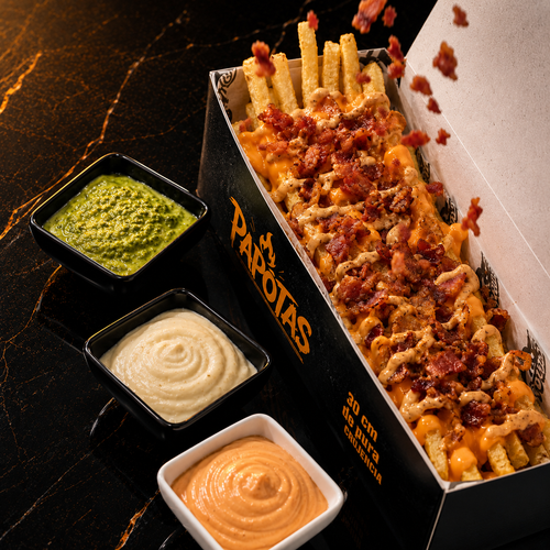 Papotas Bacon con trozos de tocineta crocante y queso cheddar y papas fritas gigantes con salsas brutales 